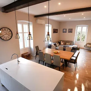 Lux No.6 Apartment